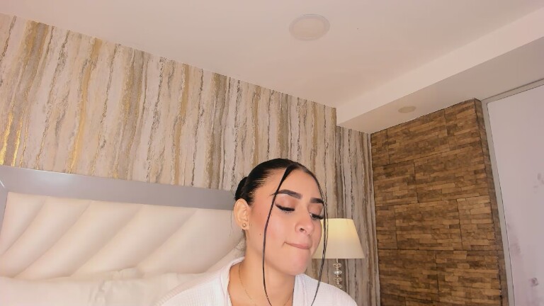 Sara_Hanniston's Streamate show and profile