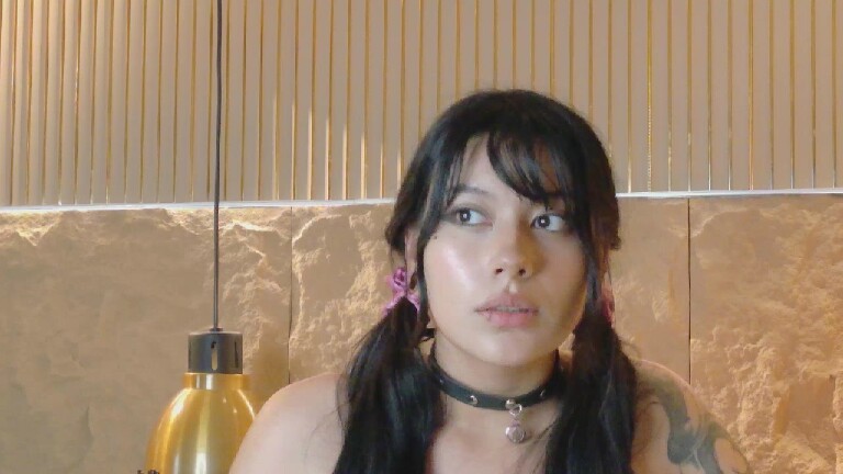 SukiChan's Streamate show and profile